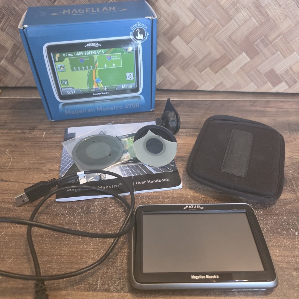 Magellan Maestro 4700 Automotive Car‎ GPS Navigator 4.7" Touch Screen Bundle